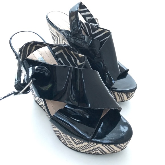 BCBG IMANA PATENT LEATHER WEDGE - Picture 2 of 4